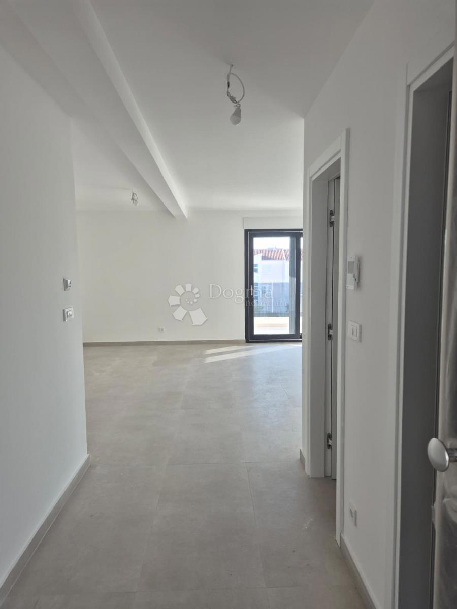 Stanovanje Okrug Gornji, Okrug, 80,42m2