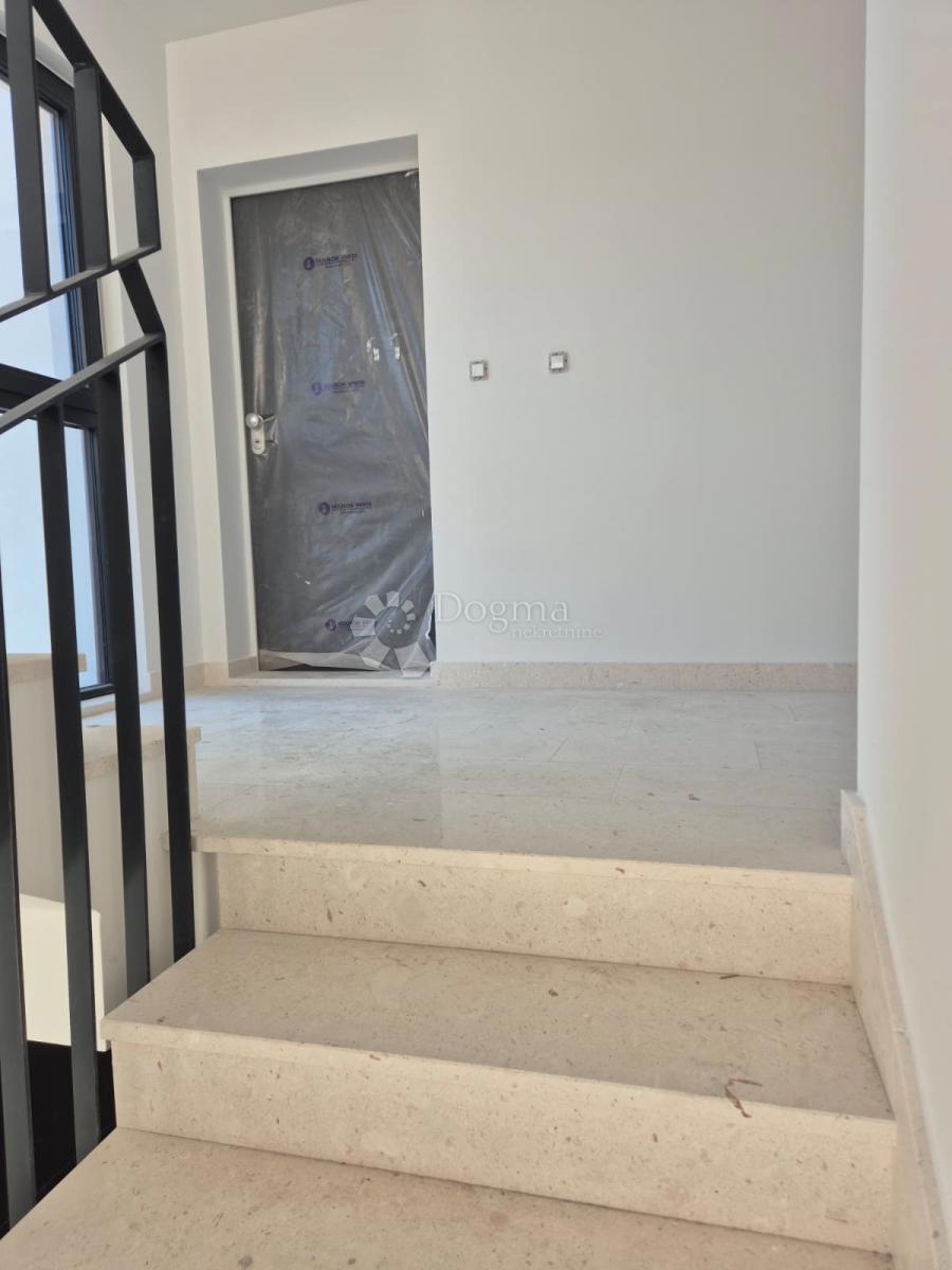 Stanovanje Okrug Gornji, Okrug, 80,42m2