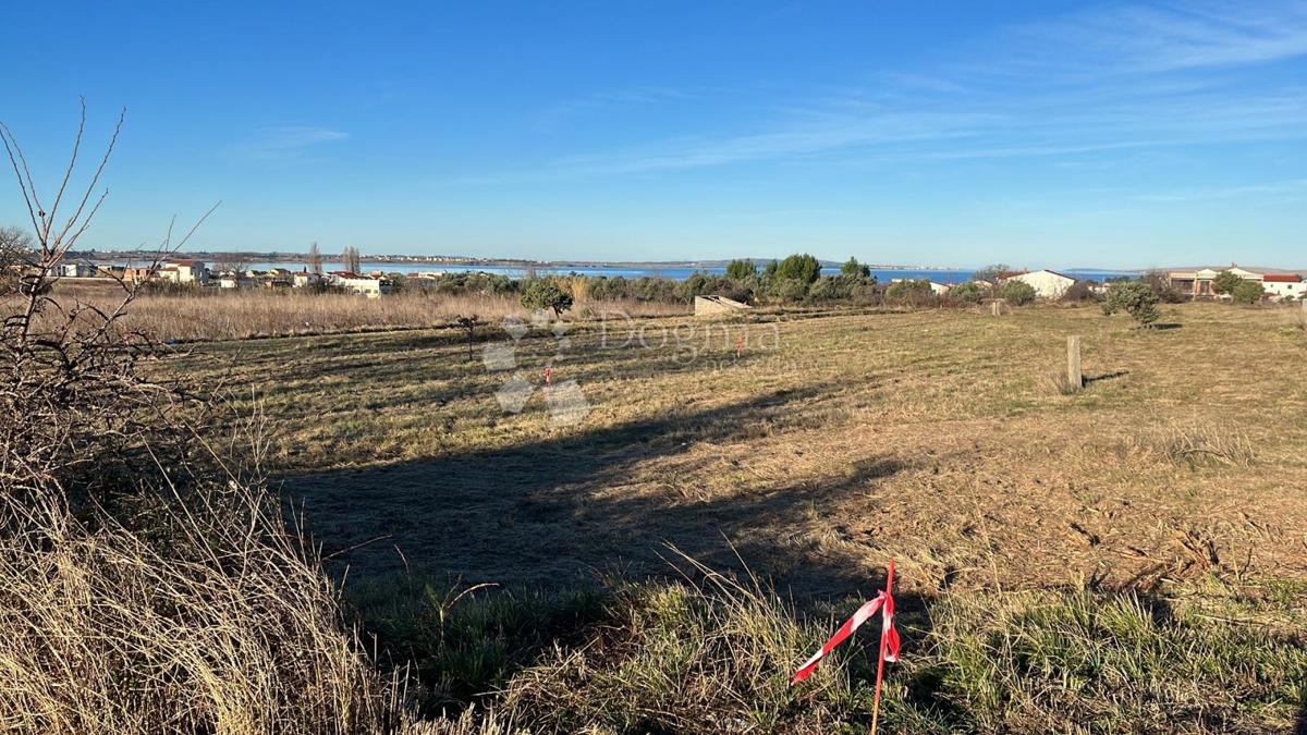 Gradbeno zemljišče v bližini morja, infrastruktura