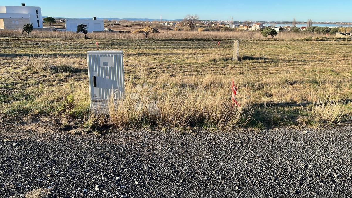 Gradbeno zemljišče v bližini morja, infrastruktura