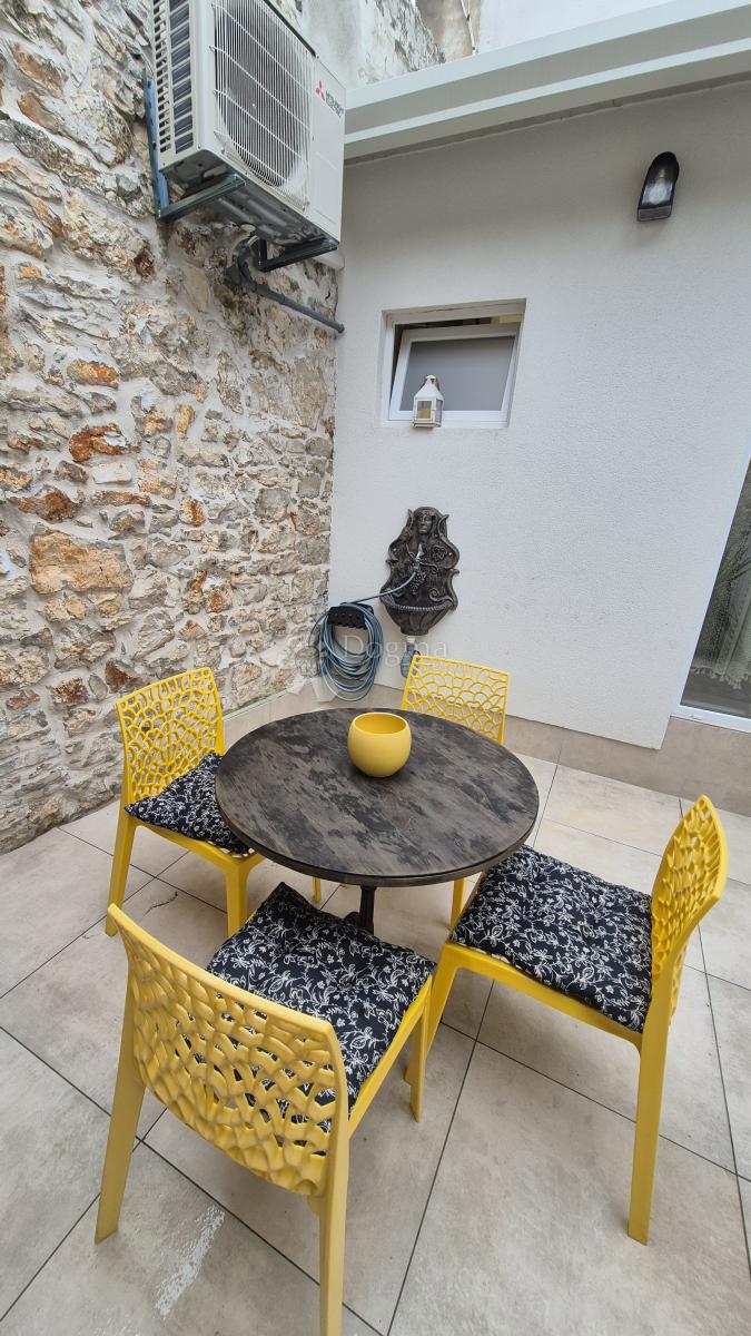 Stanovanje v bližini Ekonomske fakultete v Pulju, površine 67,2 m2 z uporabnim dovoljenjem