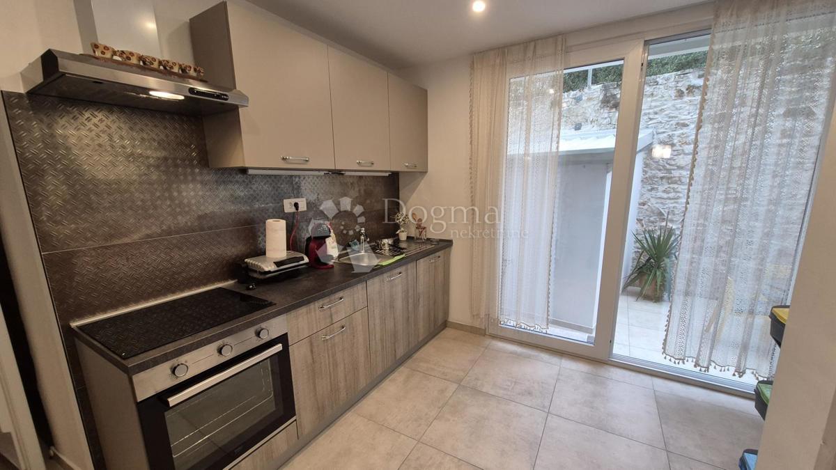 Stanovanje v bližini Ekonomske fakultete v Pulju, površine 67,2 m2 z uporabnim dovoljenjem