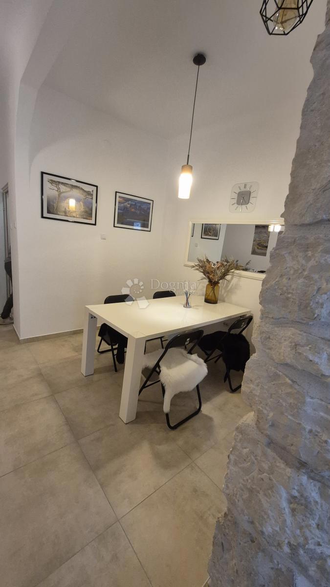 Stanovanje v bližini Ekonomske fakultete v Pulju, površine 67,2 m2 z uporabnim dovoljenjem