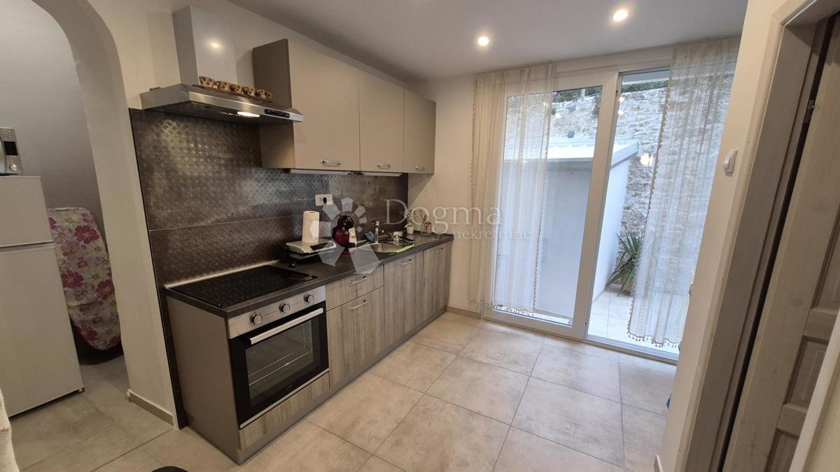 Stanovanje v bližini Ekonomske fakultete v Pulju, površine 67,2 m2 z uporabnim dovoljenjem