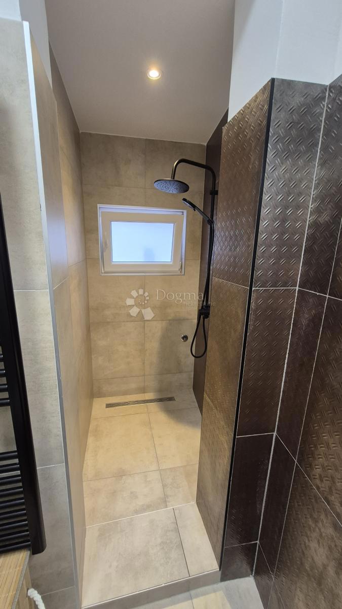 Stanovanje v bližini Ekonomske fakultete v Pulju, površine 67,2 m2 z uporabnim dovoljenjem