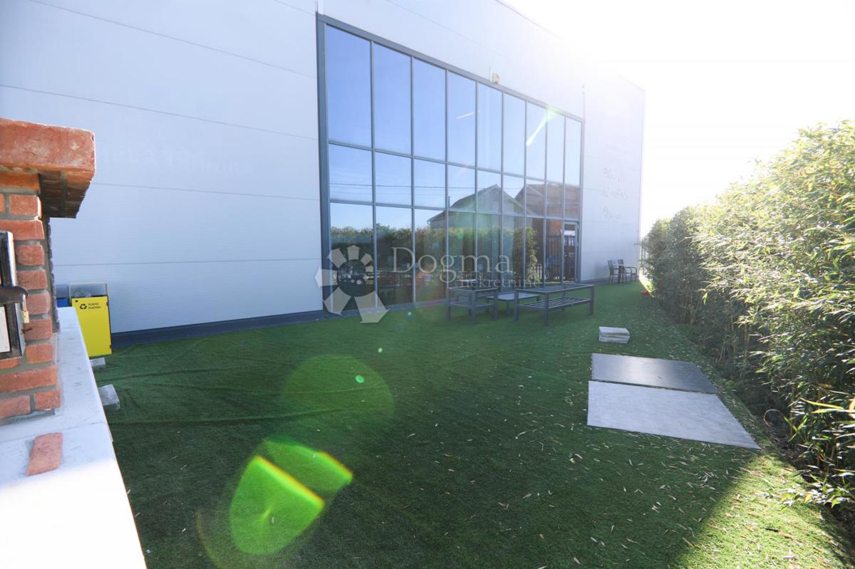 Poslovni prostor Tenja, Osijek - Okolica, 3.750m2