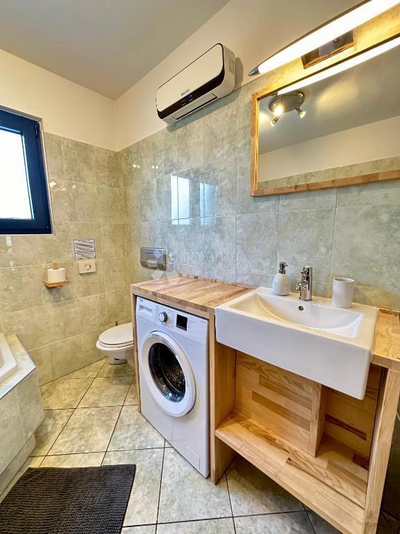 Hiša s čudovitim vrtom in bazenom - 500 m od morja