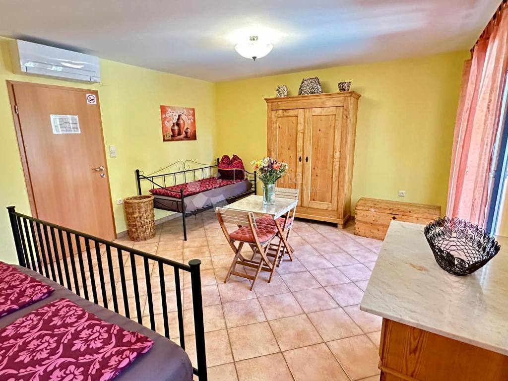 Hiša s čudovitim vrtom in bazenom - 500 m od morja