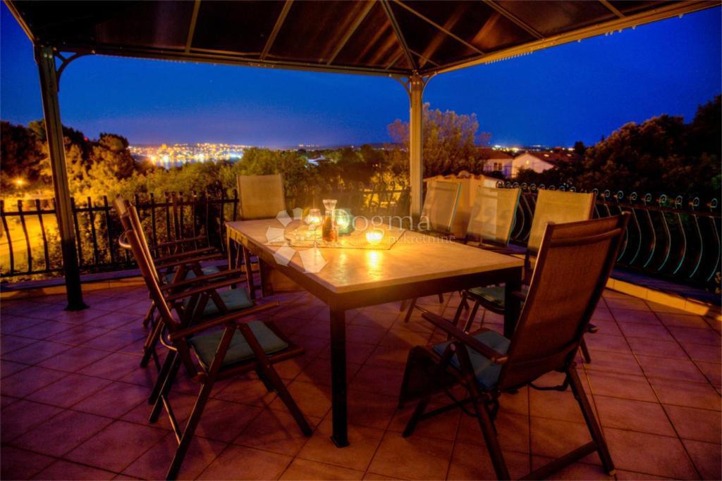 Hiša s čudovitim vrtom in bazenom - 500 m od morja