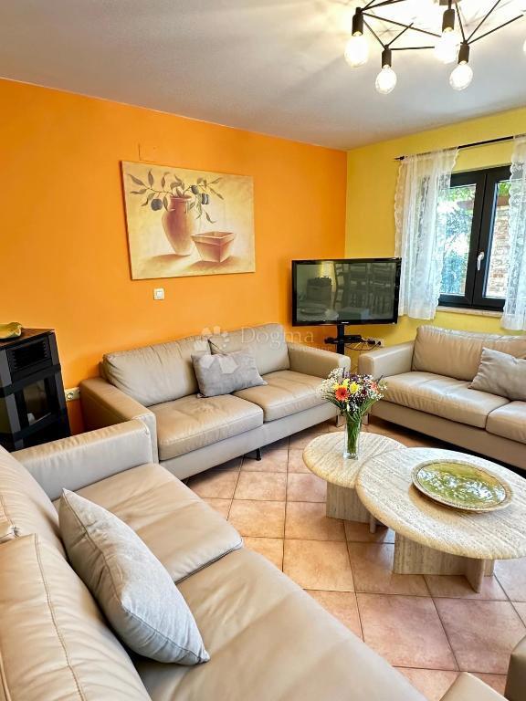 Hiša s čudovitim vrtom in bazenom - 500 m od morja