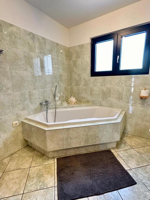 Hiša s čudovitim vrtom in bazenom - 500 m od morja