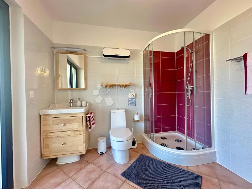 Hiša s čudovitim vrtom in bazenom - 500 m od morja