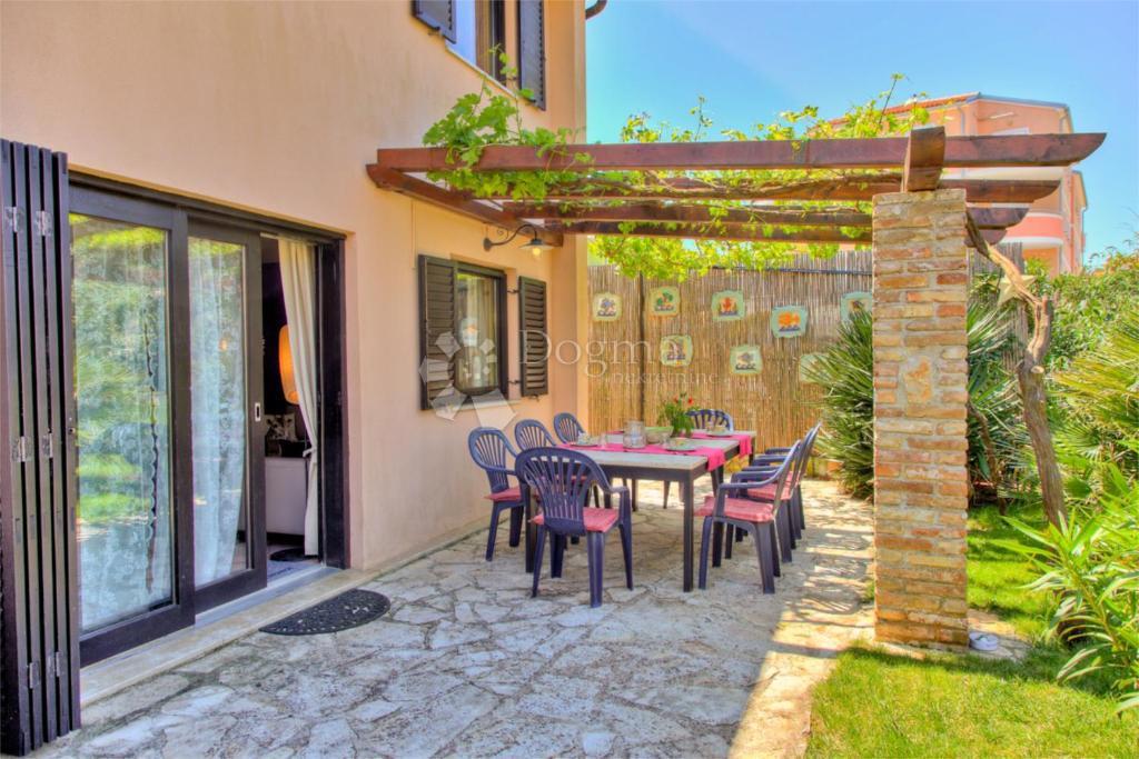 Hiša s čudovitim vrtom in bazenom - 500 m od morja