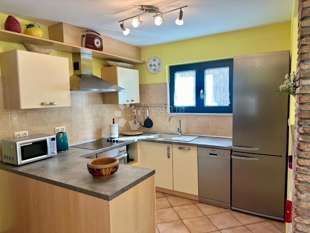 Hiša s čudovitim vrtom in bazenom - 500 m od morja