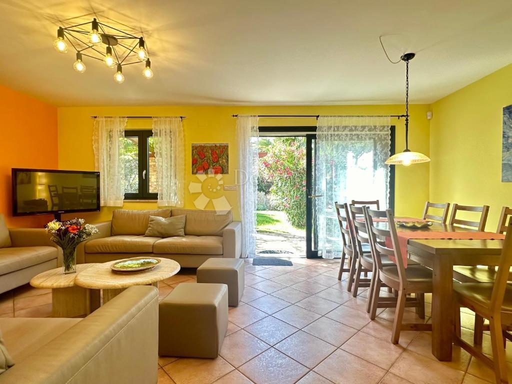 Hiša s čudovitim vrtom in bazenom - 500 m od morja