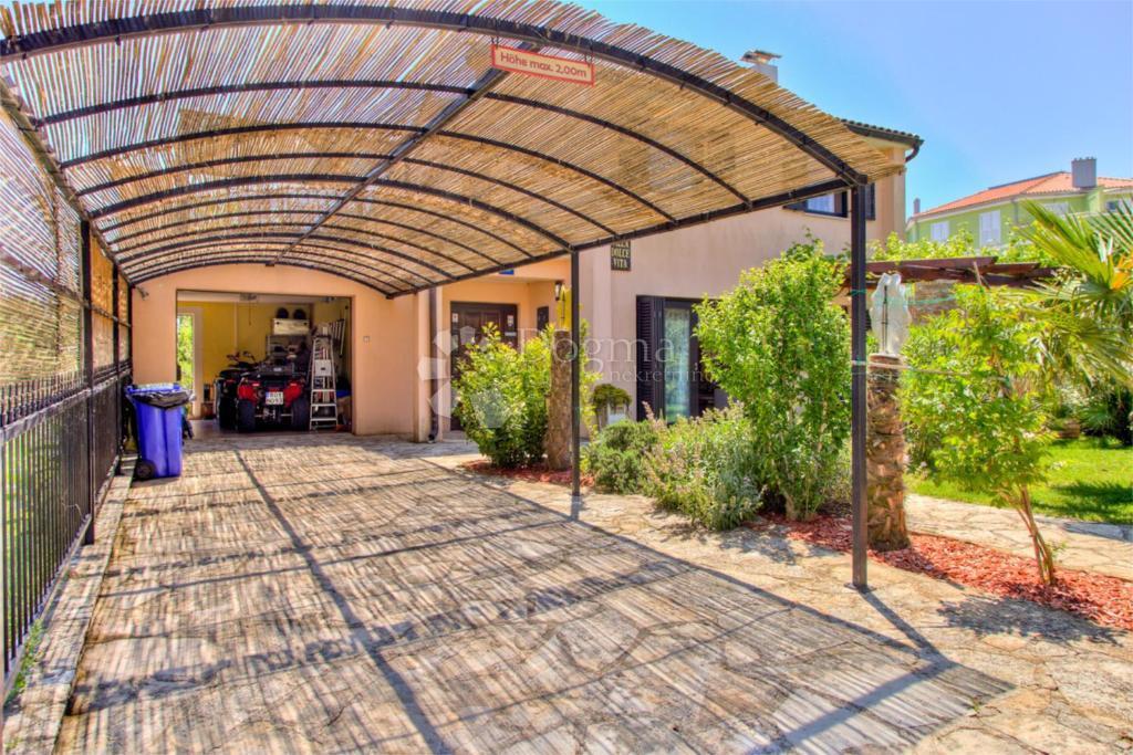 Hiša s čudovitim vrtom in bazenom - 500 m od morja