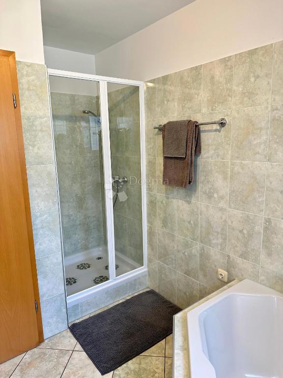 Hiša s čudovitim vrtom in bazenom - 500 m od morja