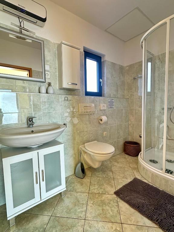 Hiša s čudovitim vrtom in bazenom - 500 m od morja