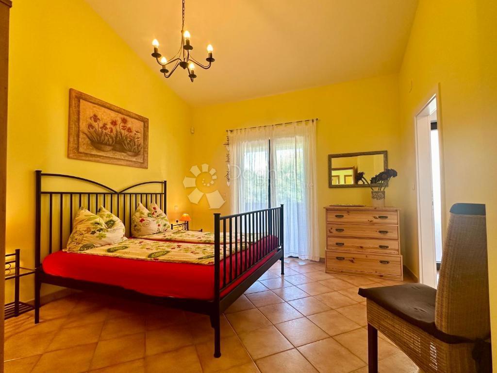 Hiša s čudovitim vrtom in bazenom - 500 m od morja