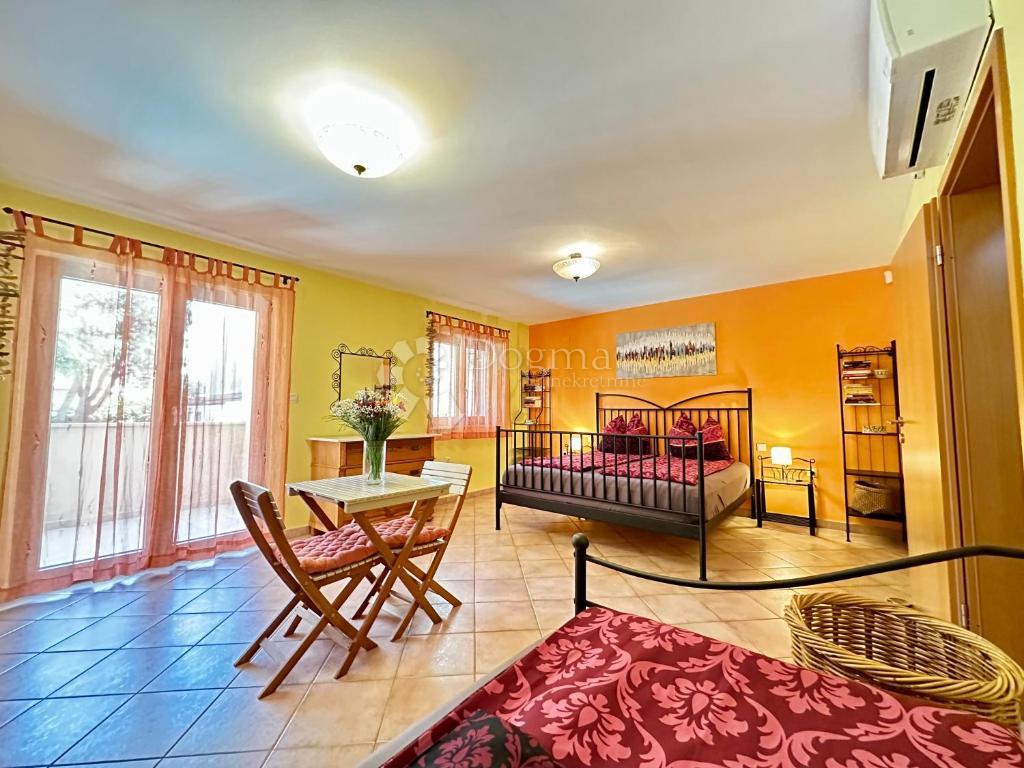 Hiša s čudovitim vrtom in bazenom - 500 m od morja