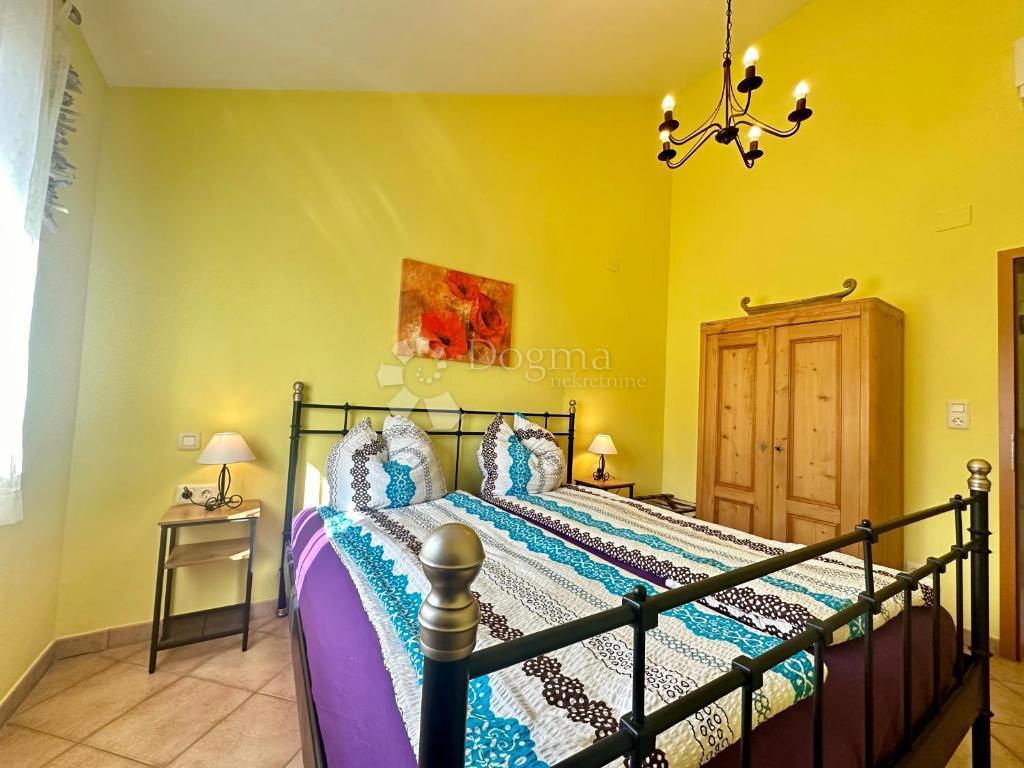 Hiša s čudovitim vrtom in bazenom - 500 m od morja