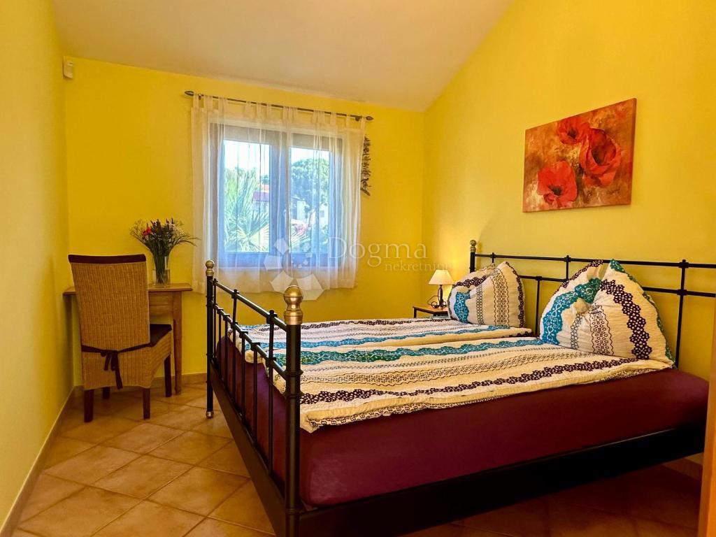 Hiša s čudovitim vrtom in bazenom - 500 m od morja