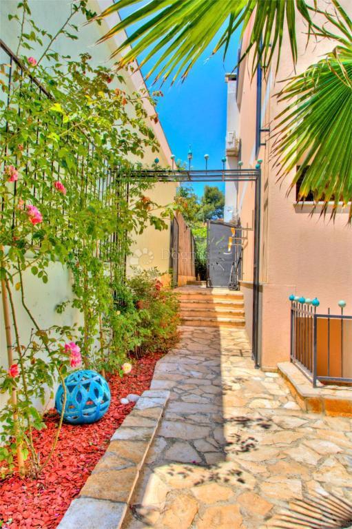 Hiša s čudovitim vrtom in bazenom - 500 m od morja