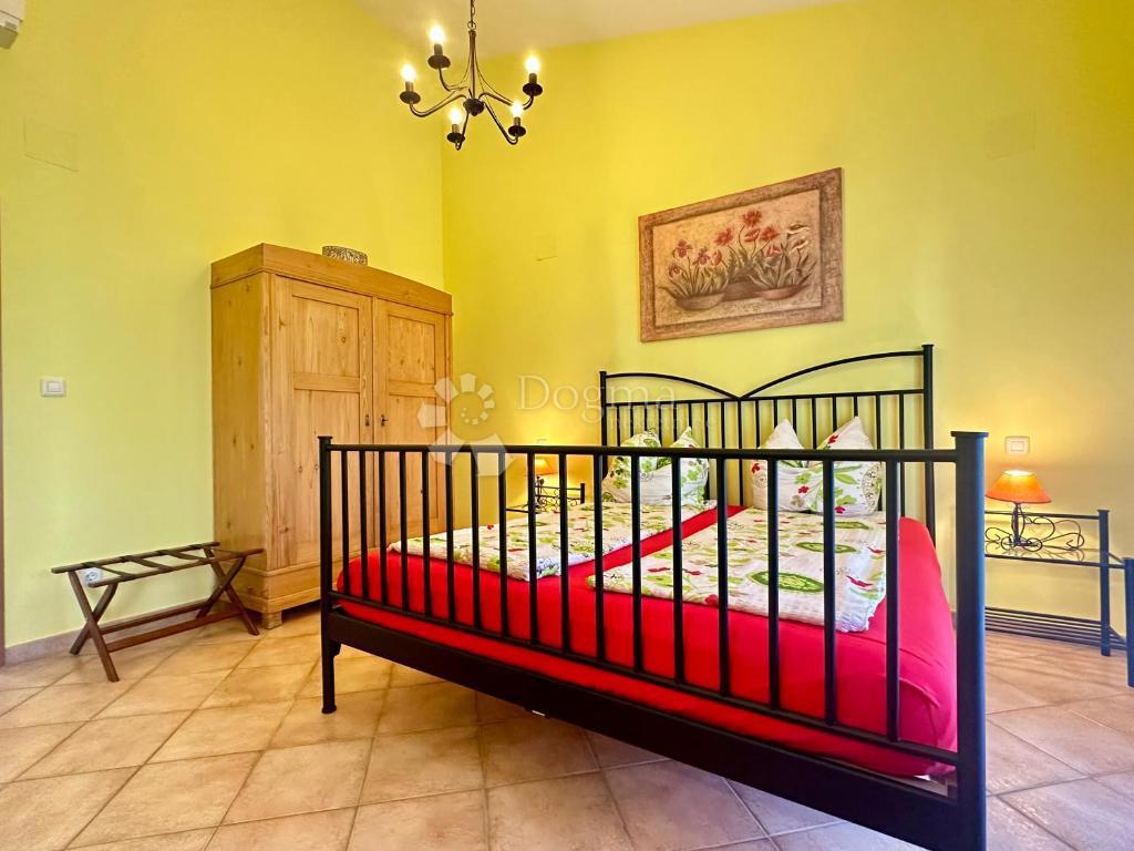 Hiša s čudovitim vrtom in bazenom - 500 m od morja