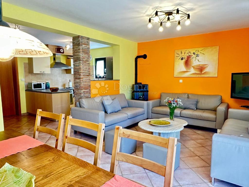 Hiša s čudovitim vrtom in bazenom - 500 m od morja