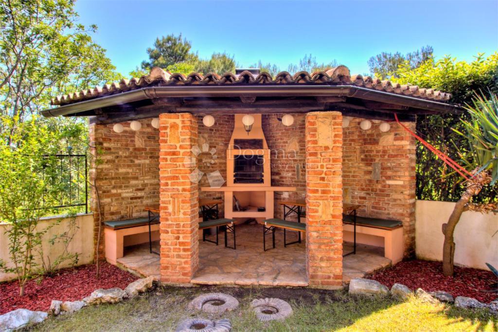 Hiša s čudovitim vrtom in bazenom - 500 m od morja