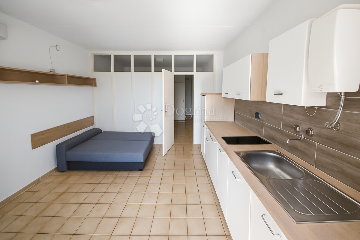 Duga Uvala – Apartma s potencialom, le 350 m od morja! NUJNA PRODAJA!