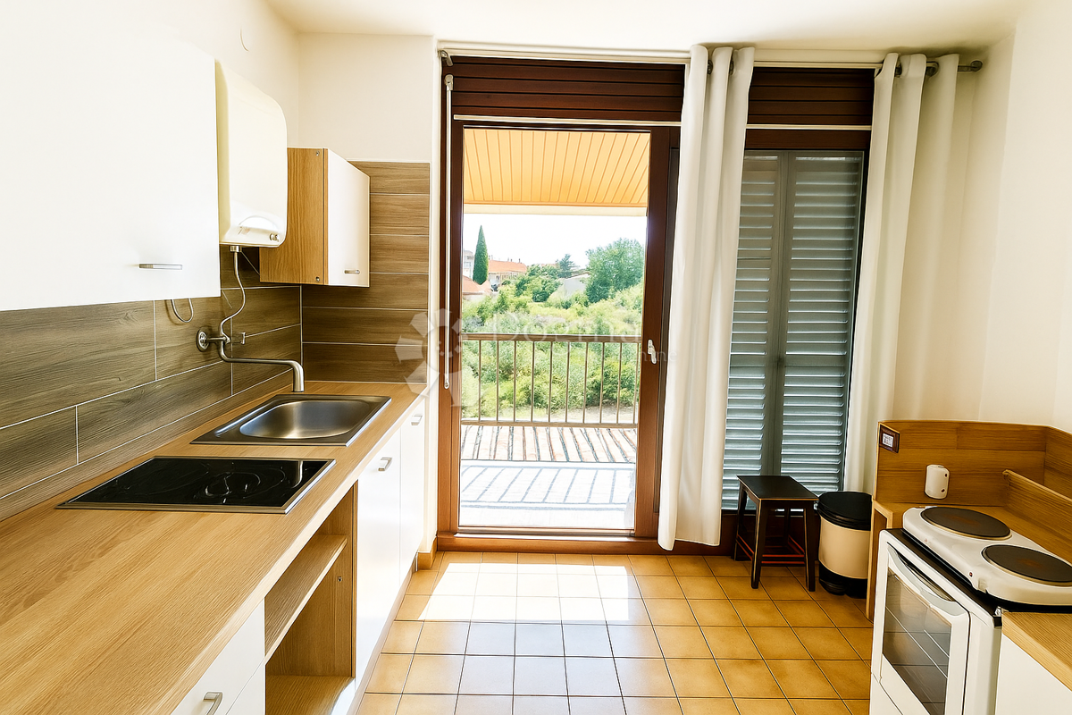 Duga Uvala – Apartma s potencialom, le 350 m od morja! NUJNA PRODAJA!