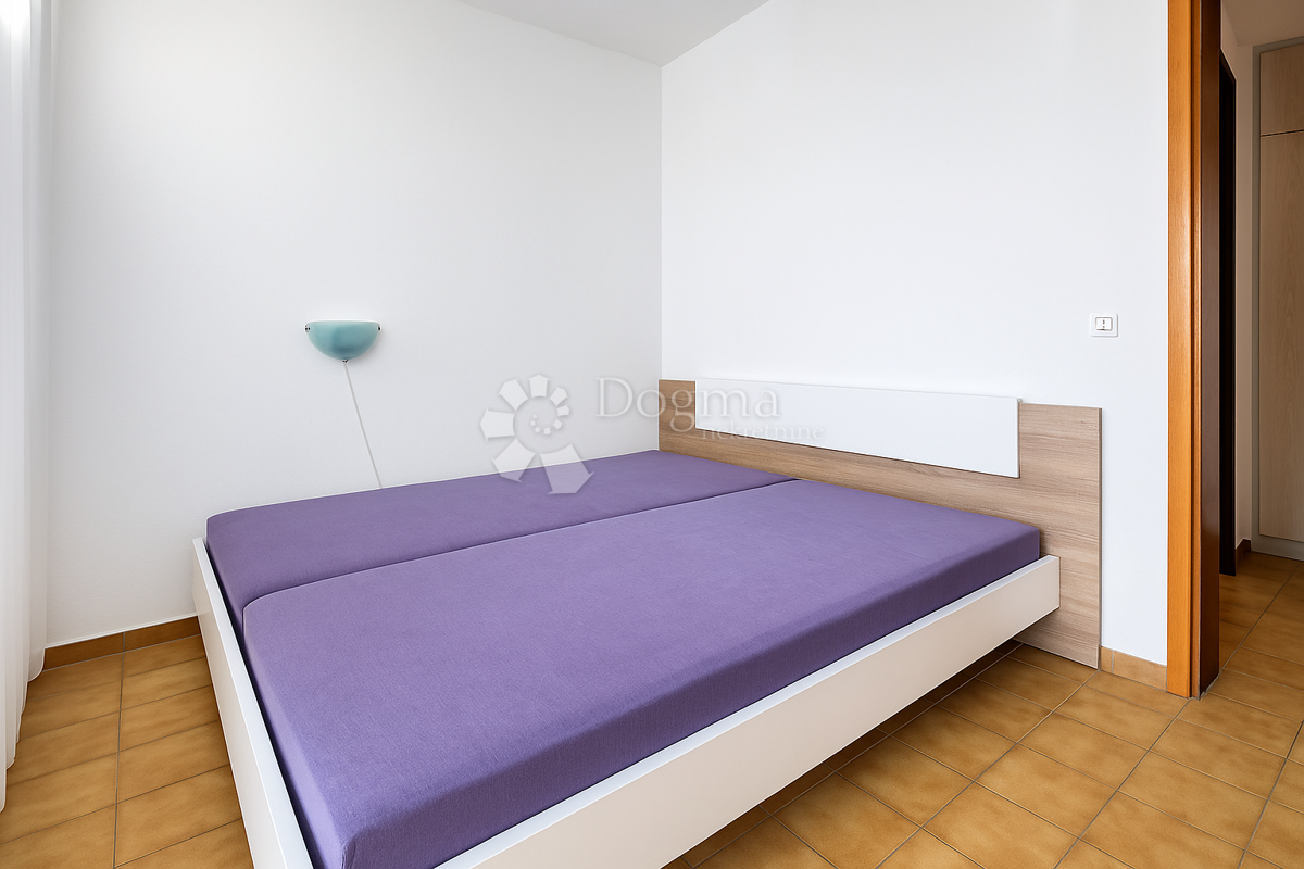 Duga Uvala – Apartma s potencialom, le 350 m od morja! NUJNA PRODAJA!