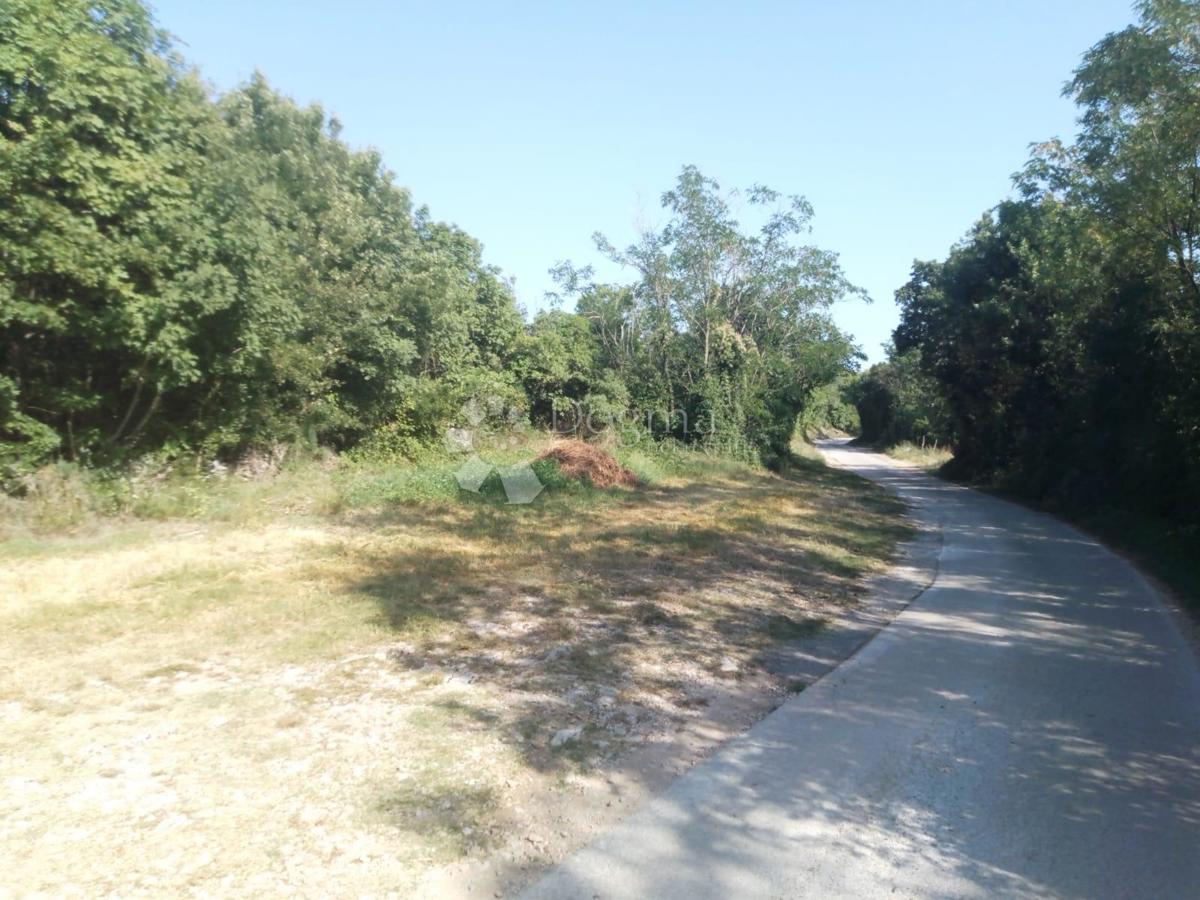 Prodaja se zemljišče s površino 23.866 m2 (23,87 m2), delno ZGRAJENO, v Nedešćini (Istra)!!