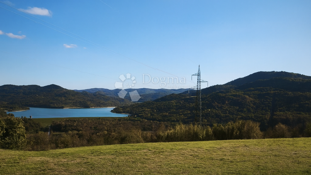 Vrhunsko zemljišče v osrčju Istre - idealno za moderno vilo z bazenom