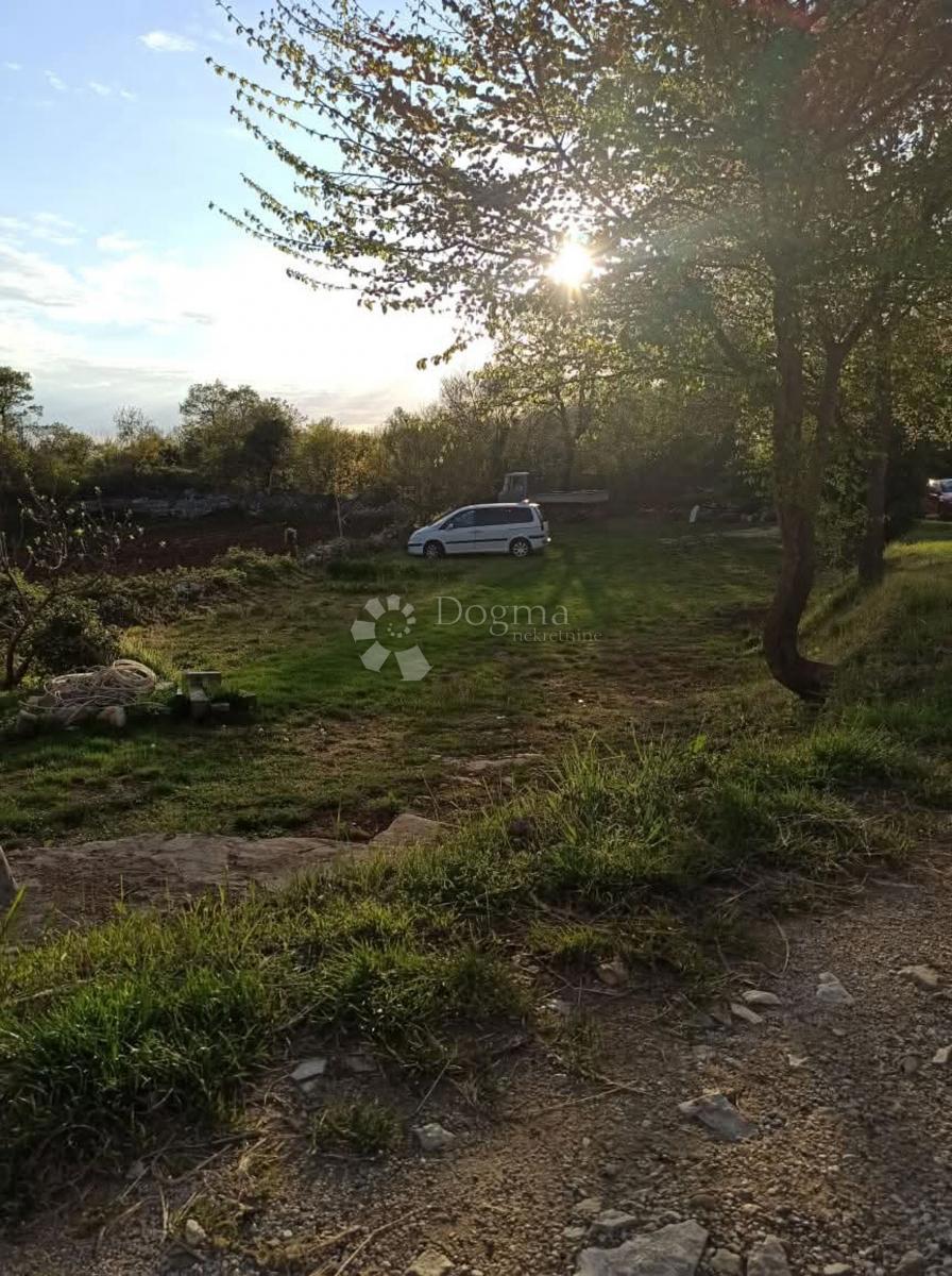 Zazidljivo zemljišče Juršići, Svetvinčenat, 709m2