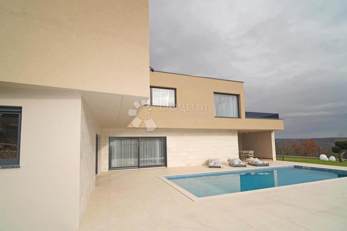 Hiša Kringa, Tinjan, 370m2