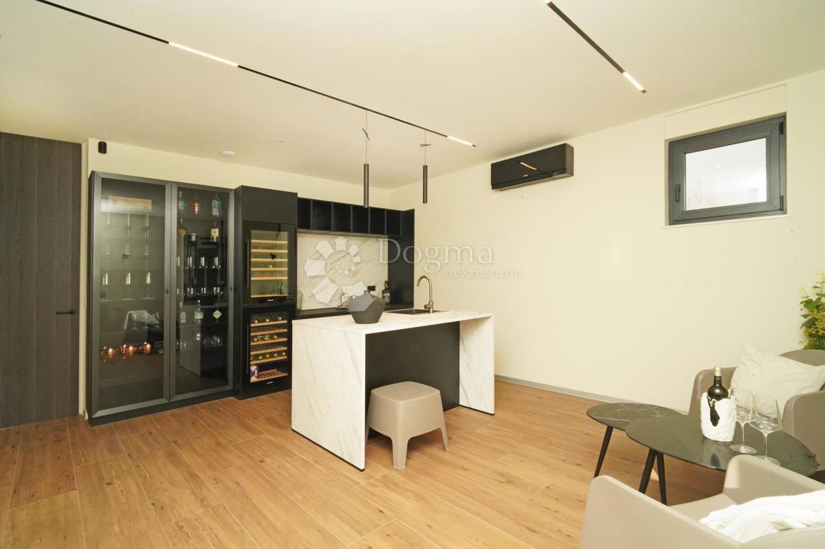 Hiša Kringa, Tinjan, 370m2