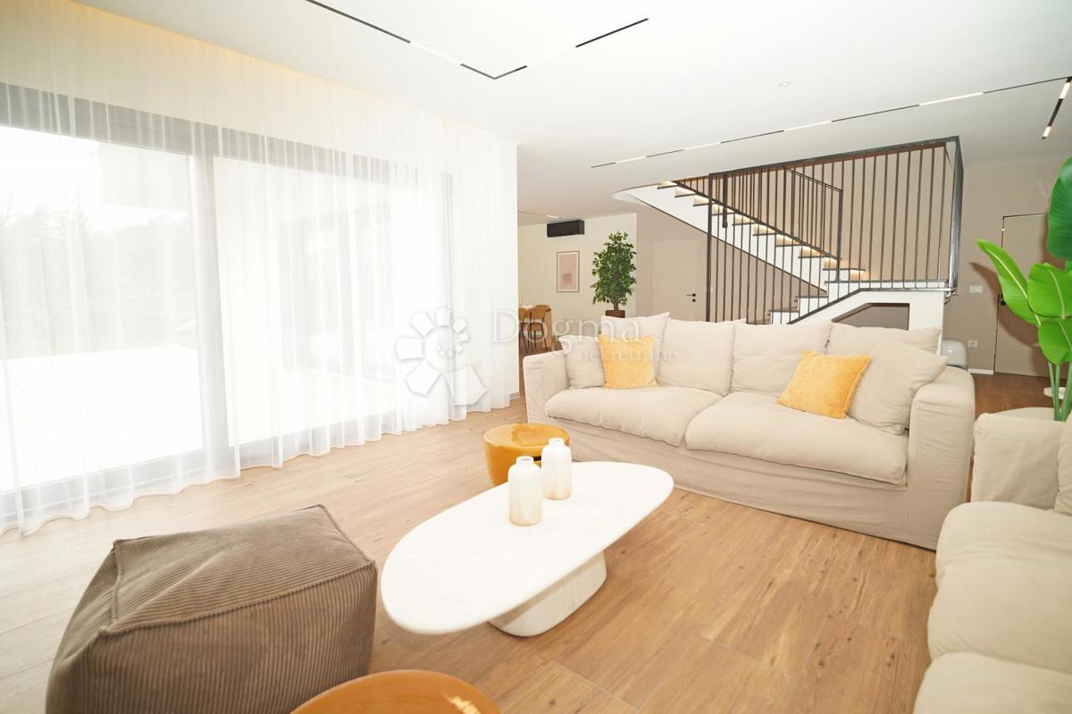 Hiša Kringa, Tinjan, 370m2