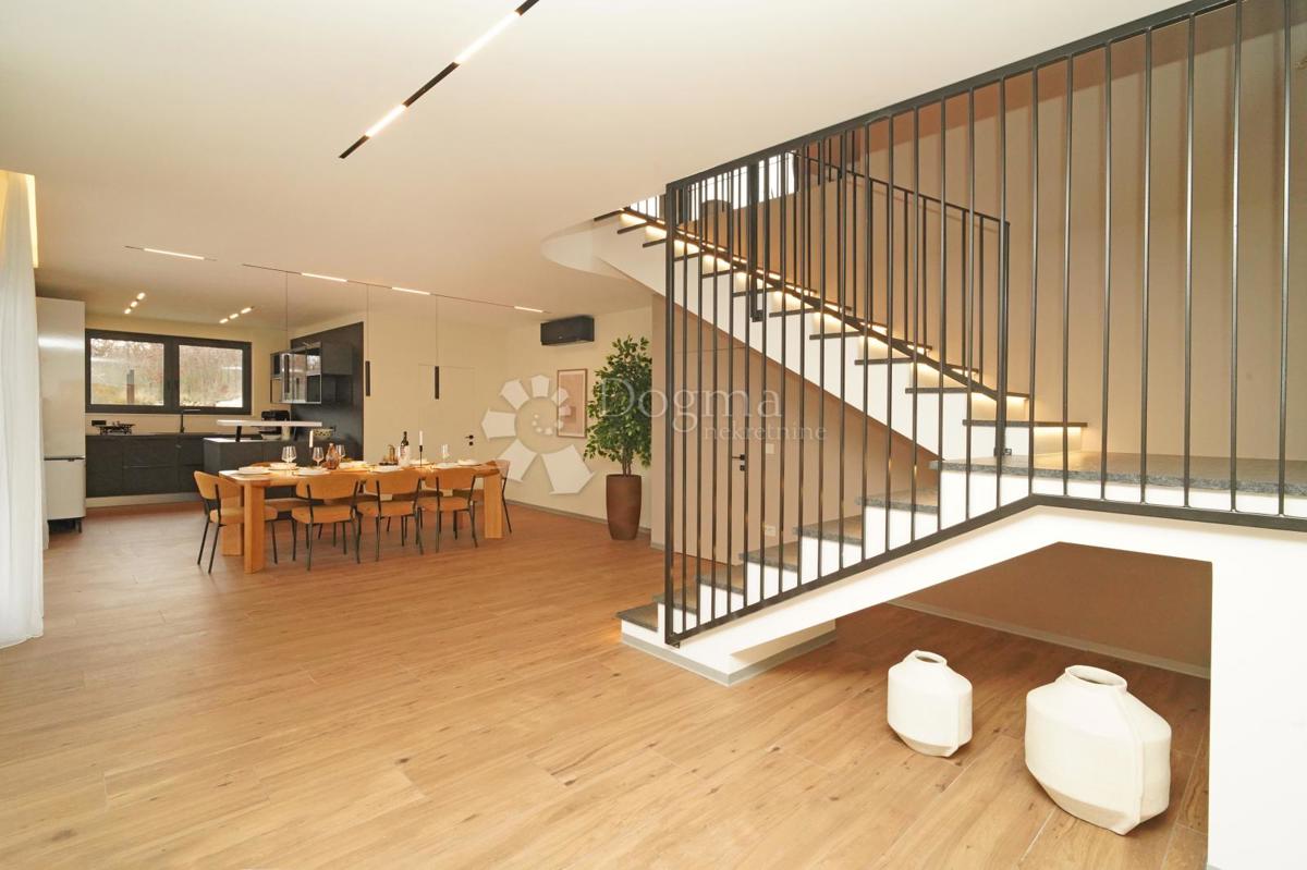 Hiša Kringa, Tinjan, 370m2