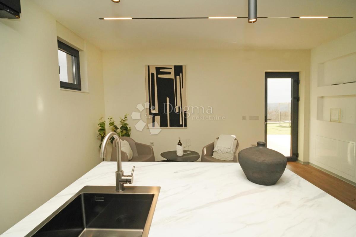 Hiša Kringa, Tinjan, 370m2