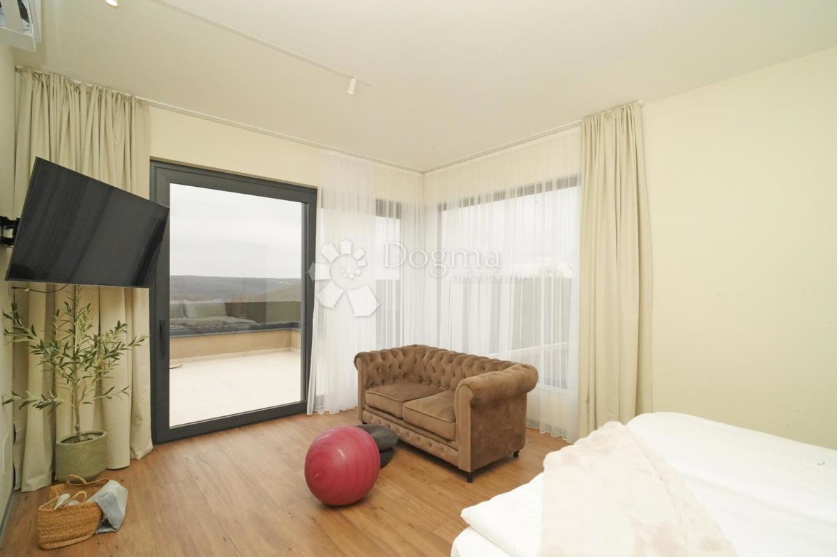 Hiša Kringa, Tinjan, 370m2