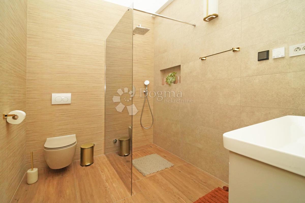 Hiša Kringa, Tinjan, 370m2