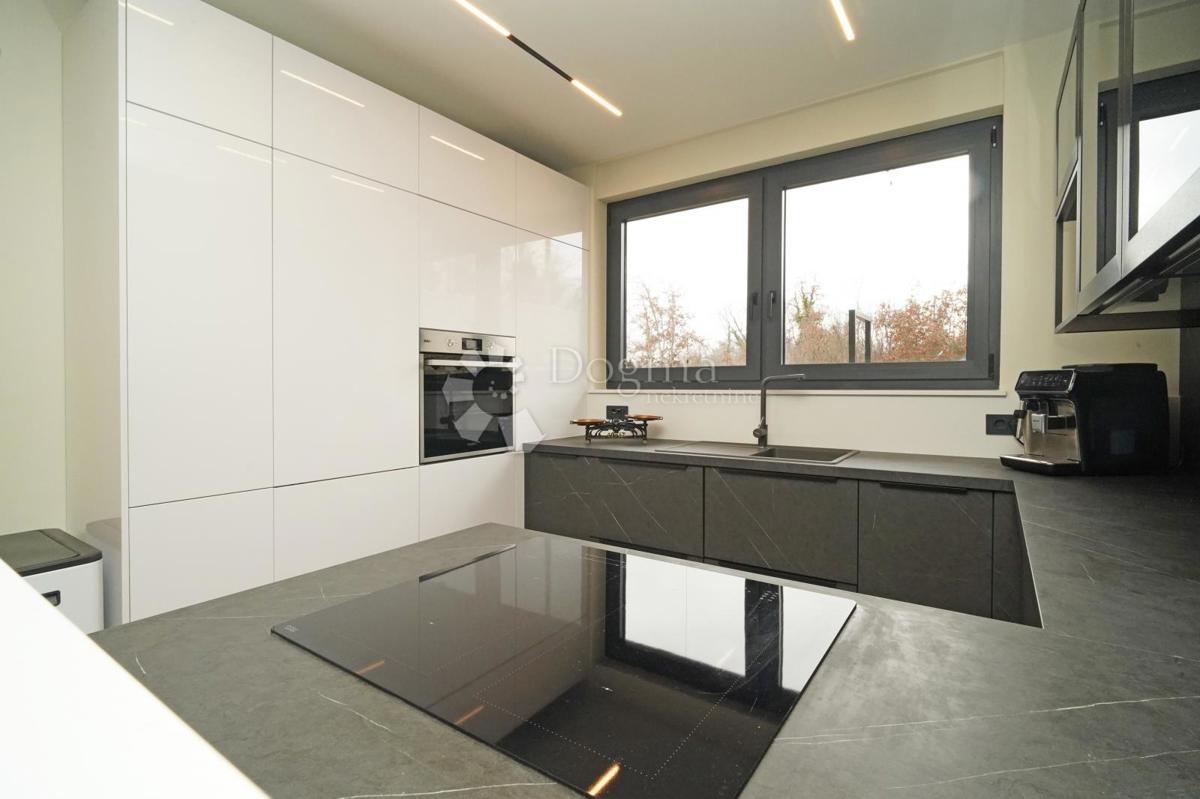 Hiša Kringa, Tinjan, 370m2