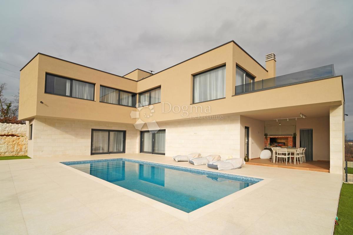 Hiša Kringa, Tinjan, 370m2