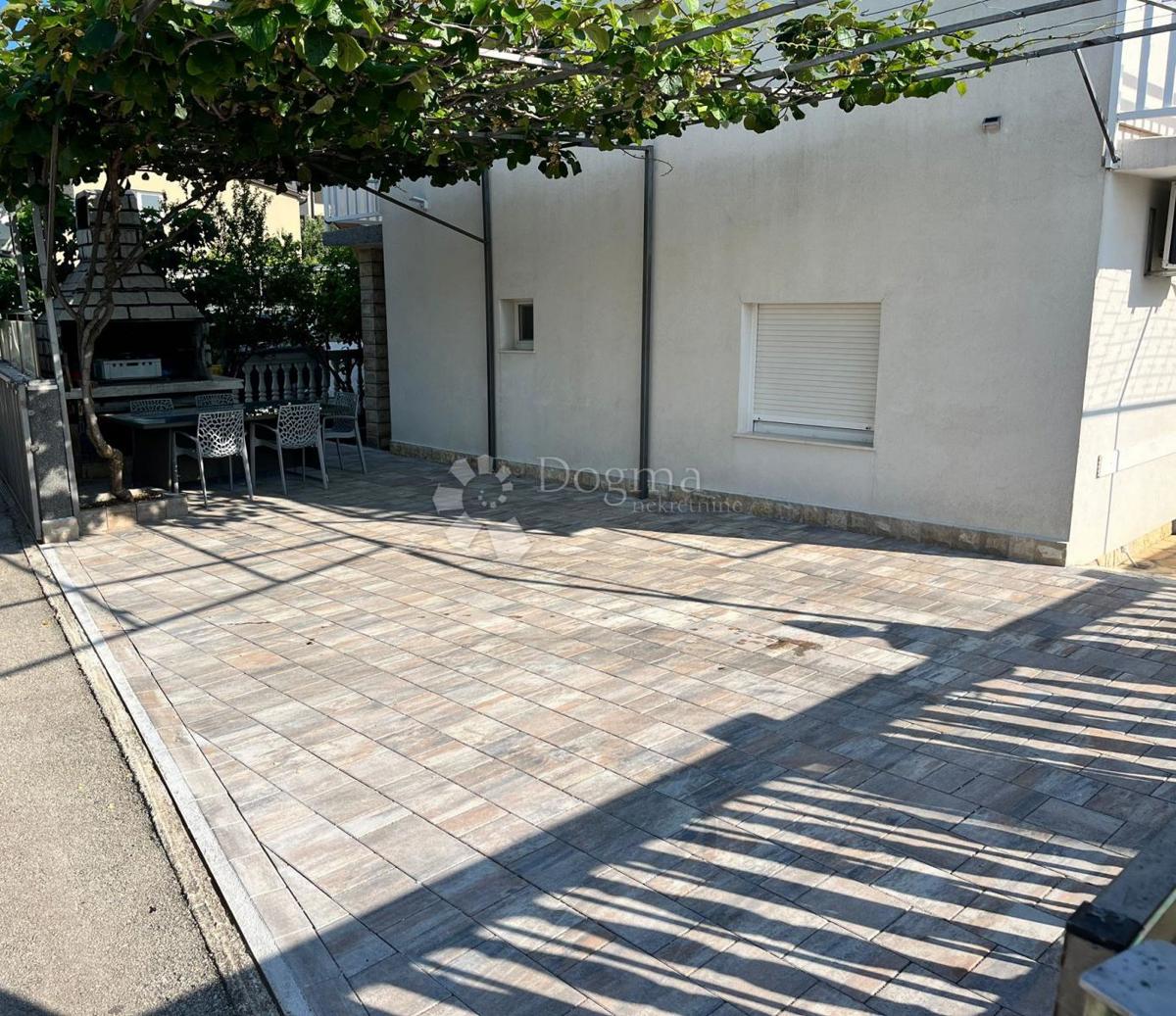 Hiša Rogoznica, 195m2