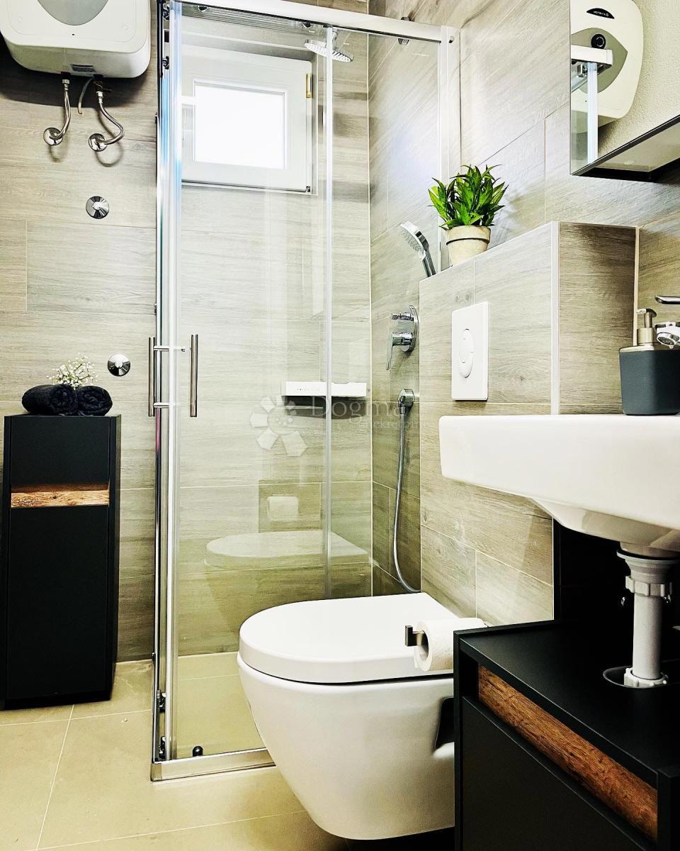 Hiša Rogoznica, 195m2