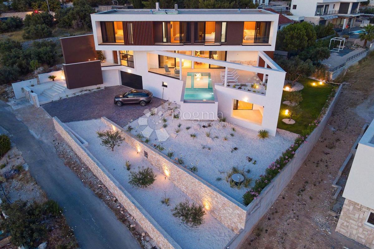 PRIMOŠTEN - VILLA, KI VAM BO VZEL DIH