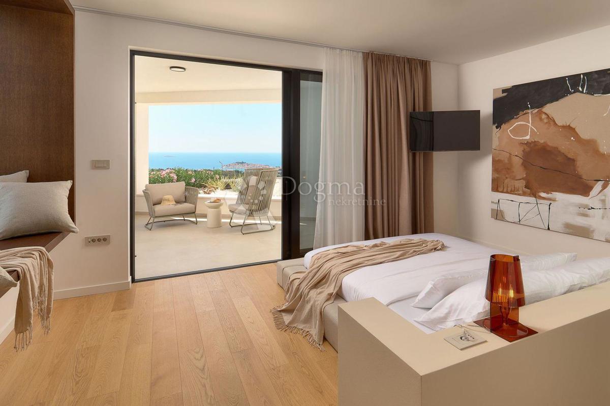 PRIMOŠTEN - VILLA, KI VAM BO VZEL DIH