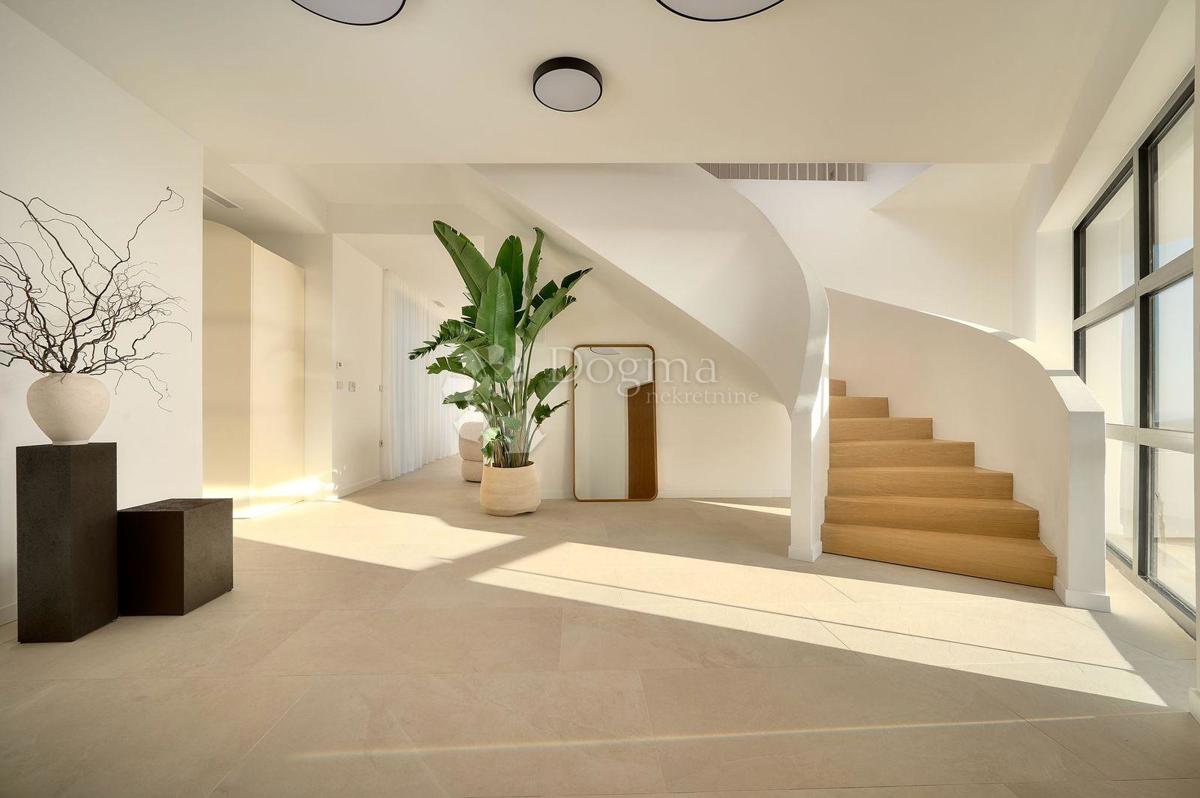 PRIMOŠTEN - VILLA, KI VAM BO VZEL DIH